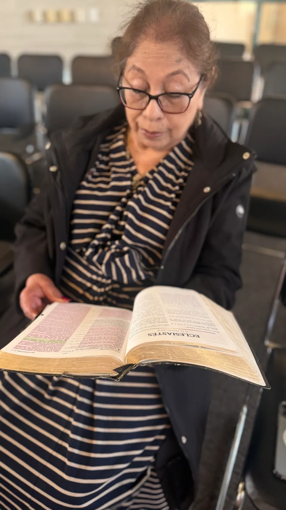 Una mujer leyendo una Biblia abierta