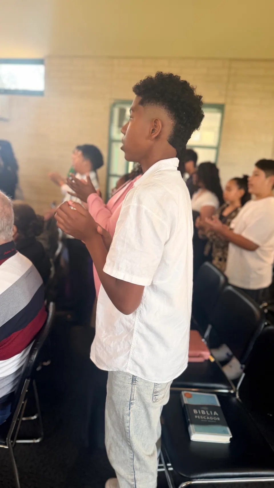 Un joven en una reunión de la iglesia