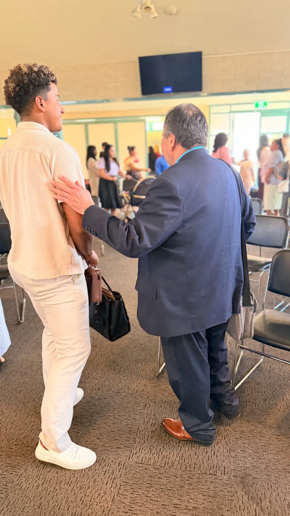 Un joven y un hombre mayor juntos en la iglesia