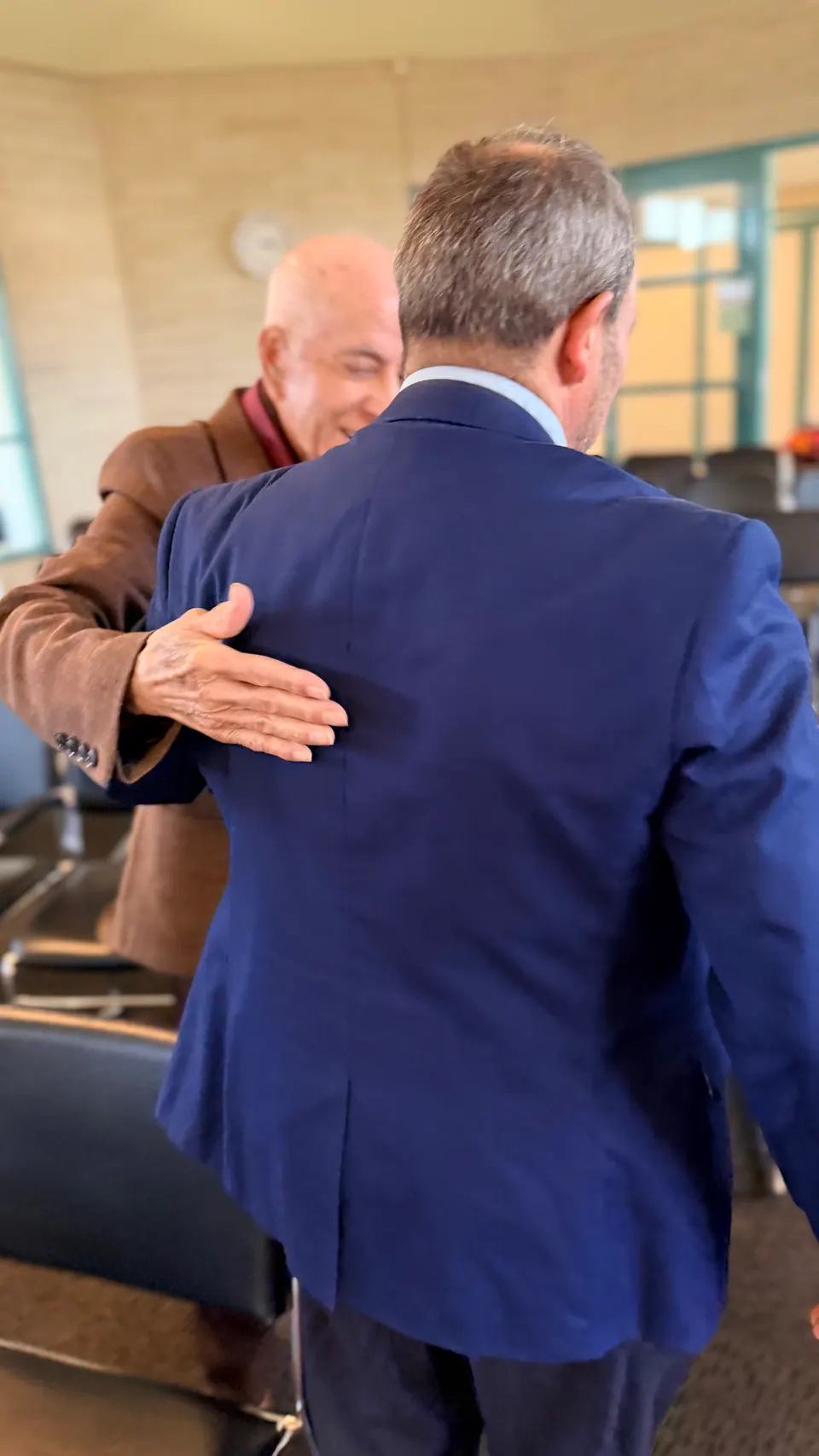 Dos hombres saludándose