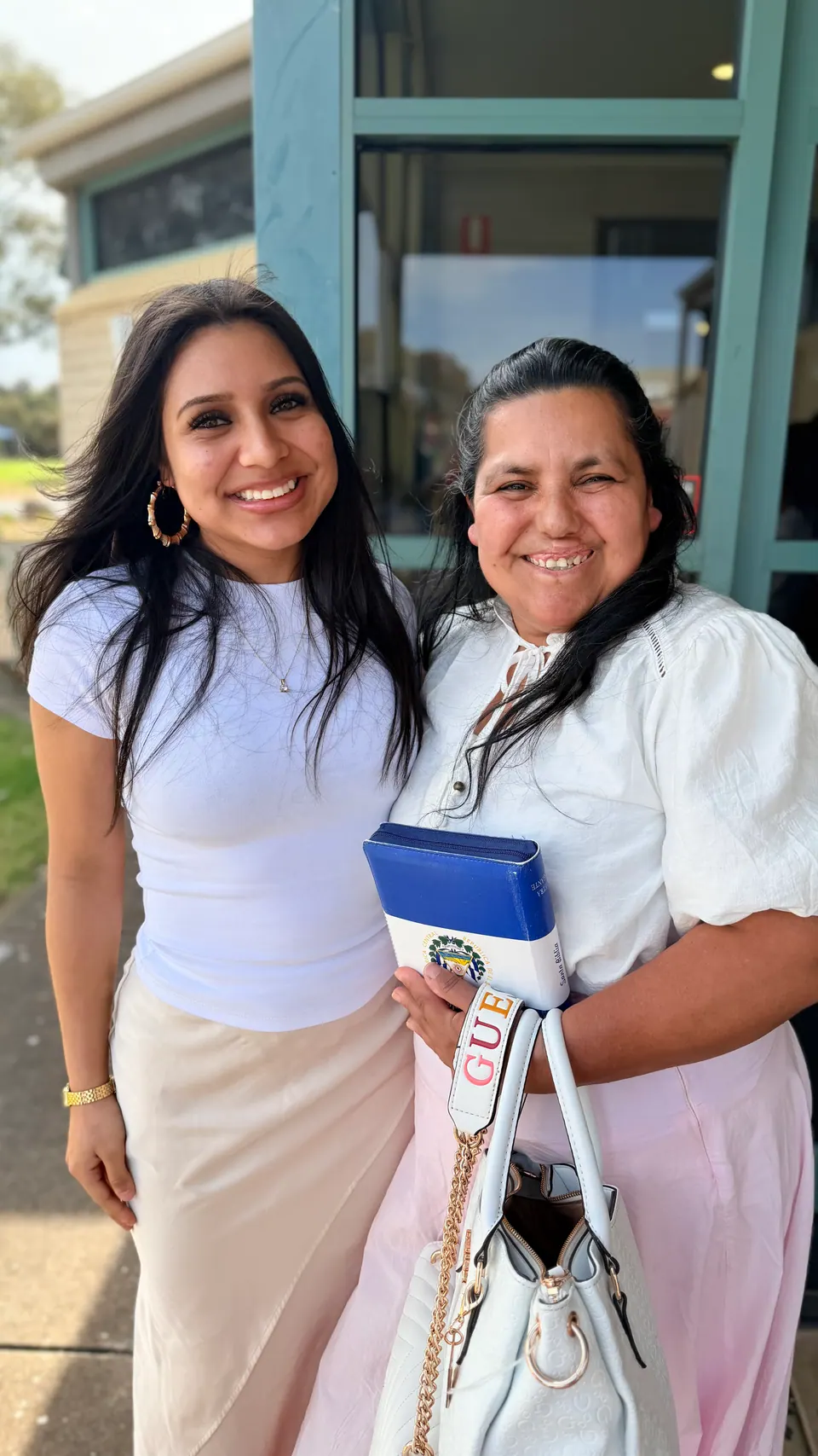 Dos mujeres juntas en una reunión de la iglesia