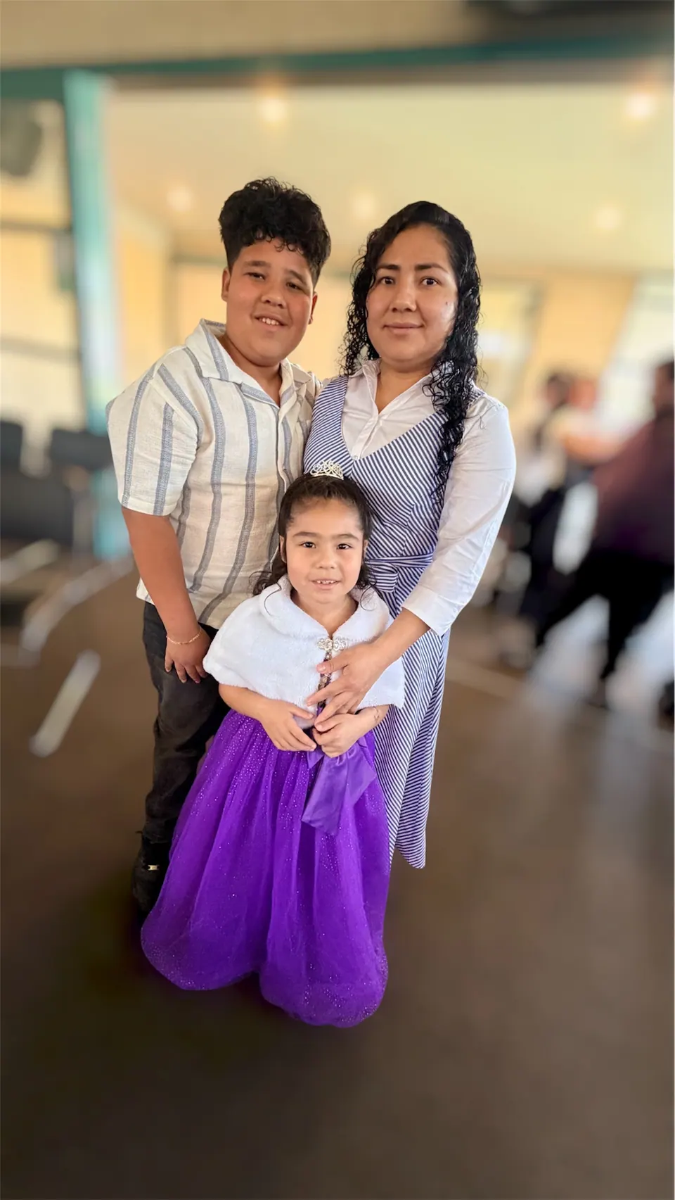 Una mujer con dos niños en la iglesia