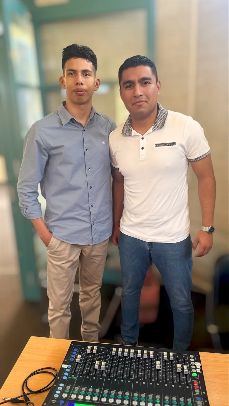 Dos hombres juntos cerca del área de música de la iglesia